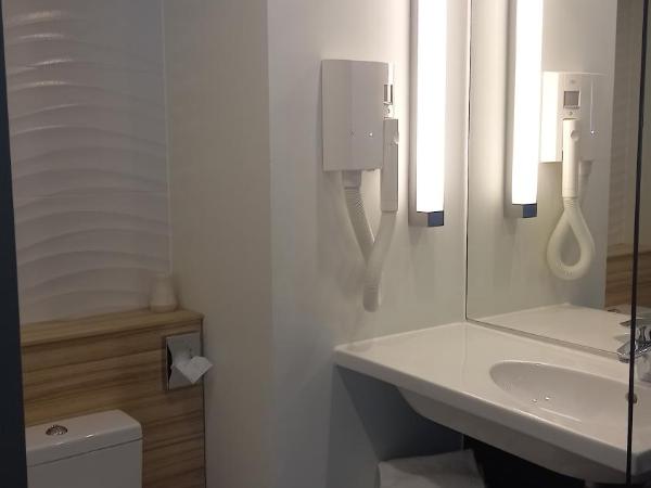 Campanile Le Mans Centre - Gare : photo 5 de la chambre chambre nouvelle génération avec 1 lit double et 2 lits simples