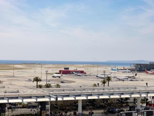 Sheraton Nice Airport : photo 2 de la chambre chambre lit king-size deluxe - vue sur mer