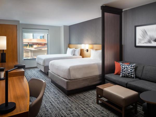Hyatt Place Nashville Downtown : photo 6 de la chambre chambre avec 2 lits queen-size et canapé-lit