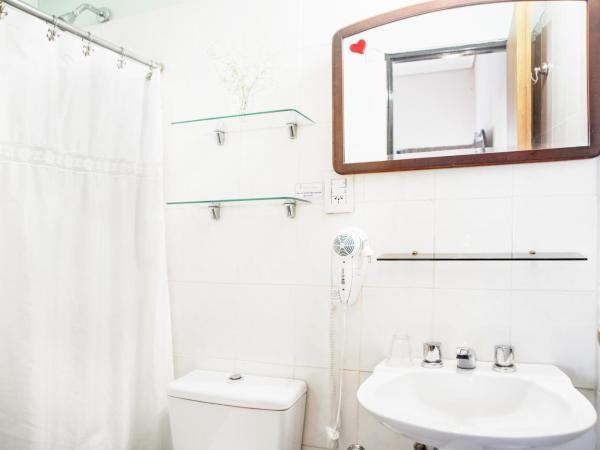 Lina's Tango Guesthouse : photo 7 de la chambre chambre double avec salle de bains privative