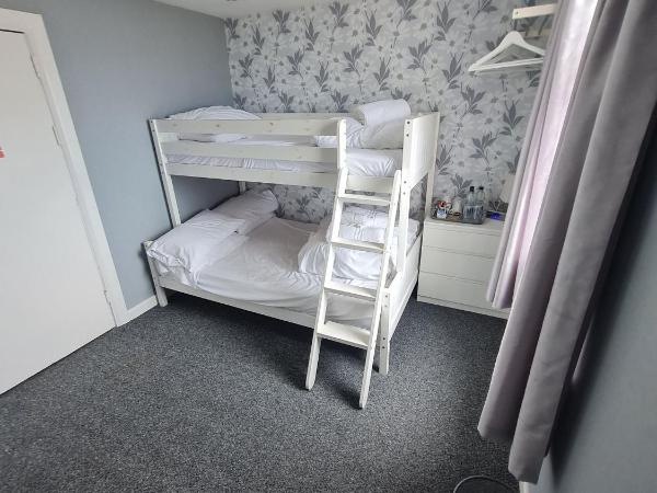 Queens Plaza Hotel : photo 5 de la chambre chambre familiale communicante - vue sur mer