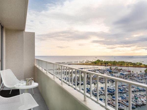 Hilton Vacation Club The Modern Honolulu : photo 7 de la chambre suite premier 1 chambre lit king-size avec 2 salles de bains et vue sur océan