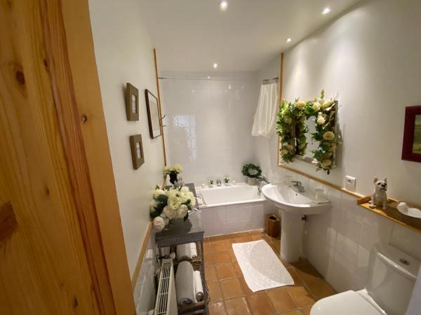 La ferme de gigognan : photo 10 de la chambre chambre double - vue sur jardin