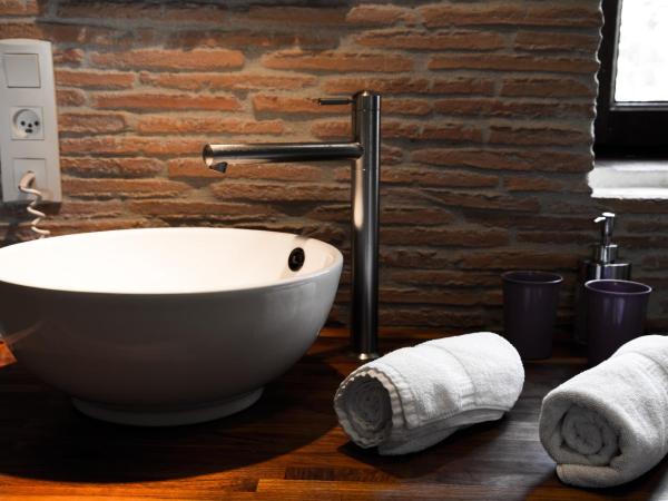 chambres d hotes Le Mas Julien piscine chauffée adult only : photo 9 de la chambre petite chambre double