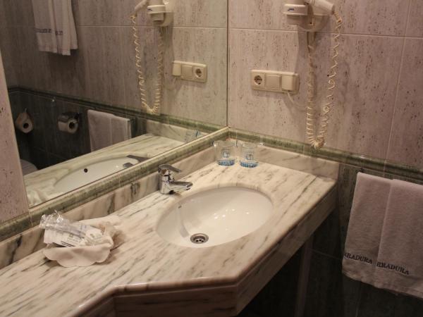 Hotel Herradura : photo 2 de la chambre chambre double ou lits jumeaux avec lit d'appoint