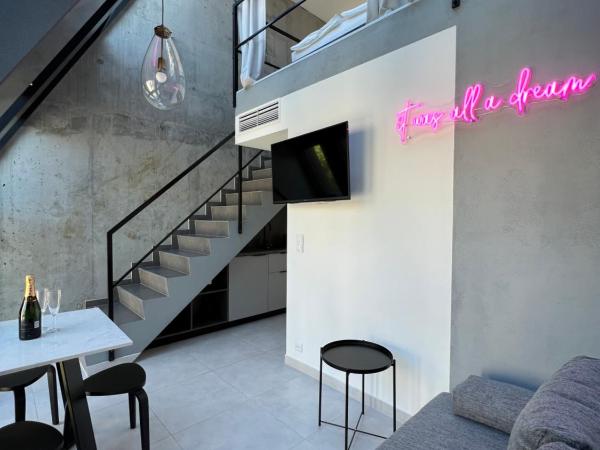NEON APARTMENTS : photo 1 de la chambre appartement en duplex