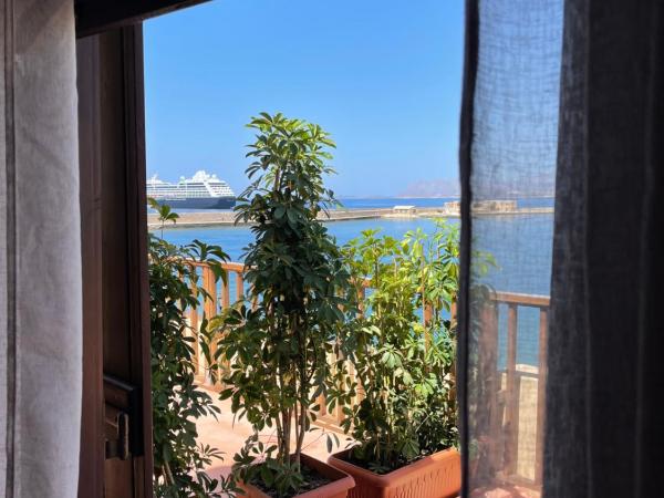 Captain Vasilis Hotel : photo 8 de la chambre chambre double deluxe avec terrasse - vue sur mer