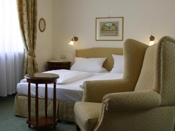Hotel Deutscher Kaiser : photo 1 de la chambre chambre supérieure lit queen-size