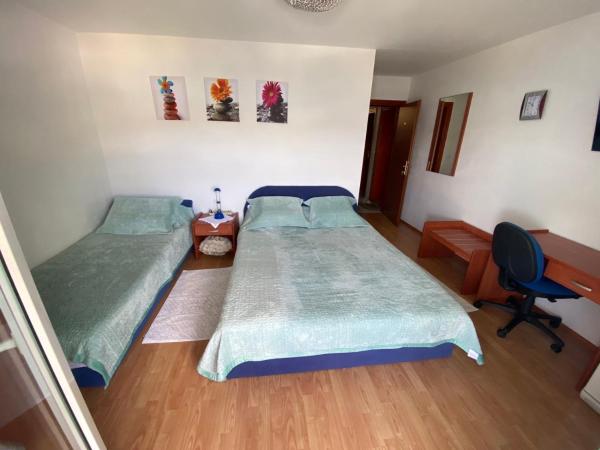 Lilac Apartments : photo 7 de la chambre chambre triple avec balcon