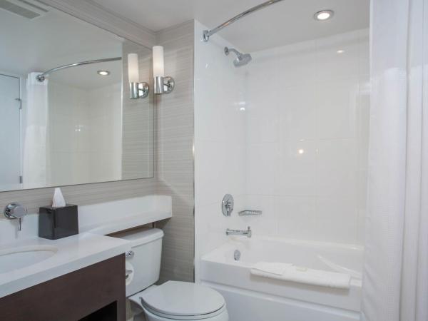 Sandman Signature Kamloops Hotel : photo 7 de la chambre standard suite, 1 king bed, kitchen, park view