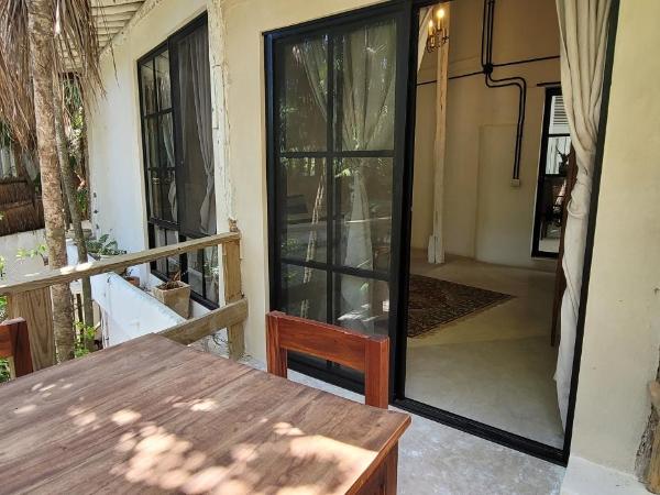 Casa Ambar Hotel & Boutique - Located in the Heart of Tulum Hotel Zone : photo 7 de la chambre superior king size with balcony