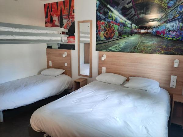 Kyriad Direct Caen Nord Memorial : photo 1 de la chambre chambre avec 1 lit double et 2 lits simples