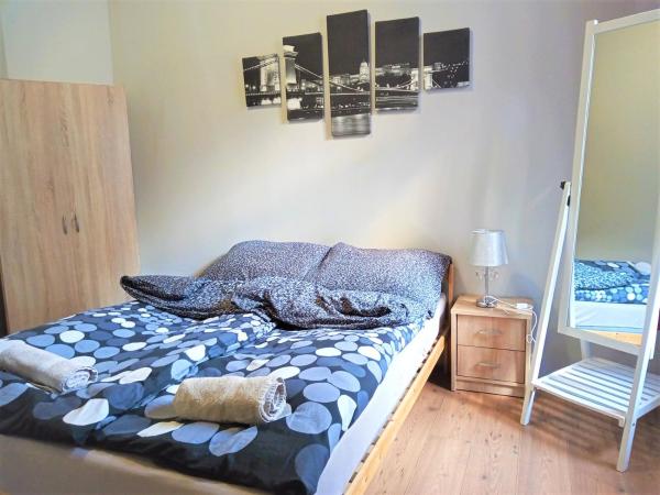 Aurora Apartments : photo 3 de la chambre chambre double avec salle de bains commune