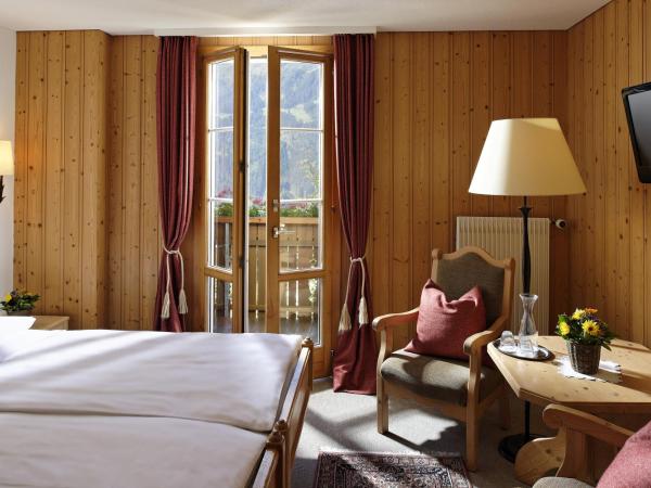 Hotel Alpenrose Wengen - bringing together tradition and modern comfort : photo 1 de la chambre chambre double avec balcon - vue sur montagnes