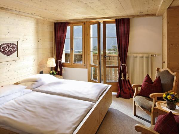 Hotel Alpenrose Wengen - bringing together tradition and modern comfort : photo 3 de la chambre chambre double avec balcon - vue sur montagnes