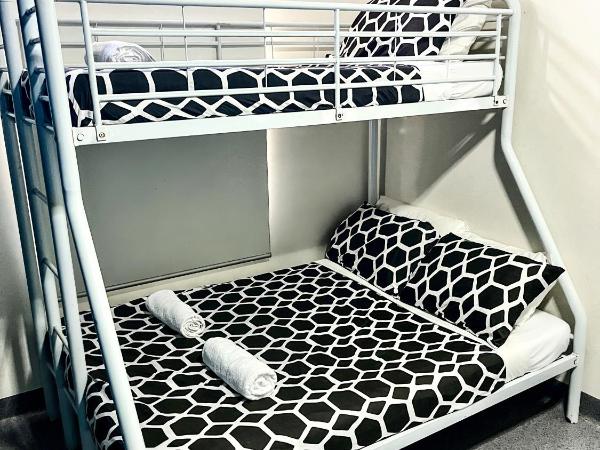 MOM Darwin : photo 1 de la chambre chambre double ou lits jumeaux avec salle de bains commune - réservée aux adultes