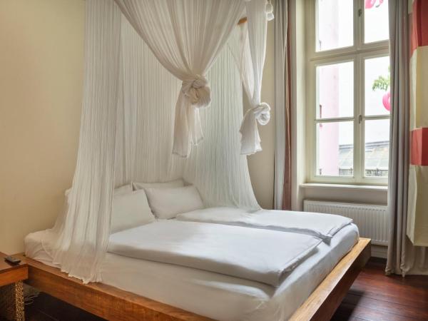 numa I Belfort Rooms & Apartments : photo 2 de la chambre large studio with kitchenette and sofa bed