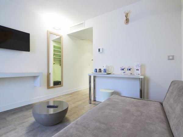 Kyriad Paris 18 - Porte de Clignancourt - Montmartre : photo 7 de la chambre chambre supérieure avec 1 lit double et 1 lit simple