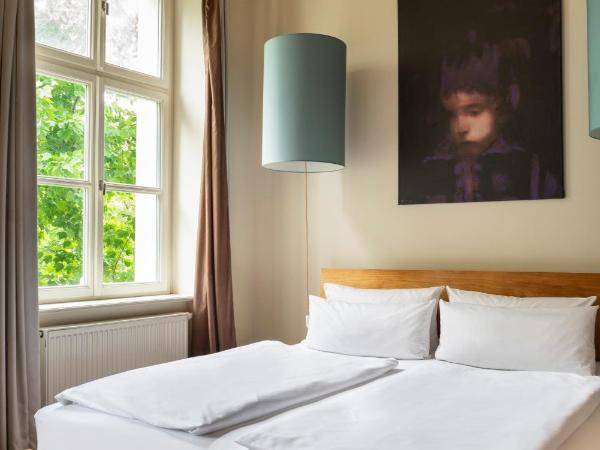 numa I Belfort Rooms & Apartments : photo 5 de la chambre large studio with kitchenette and balcony