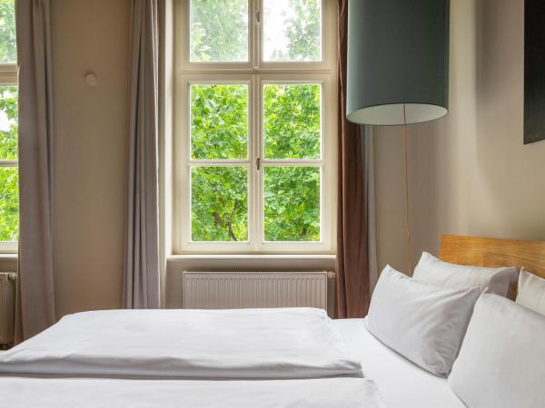 numa I Belfort Rooms & Apartments : photo 9 de la chambre large studio with kitchenette and balcony