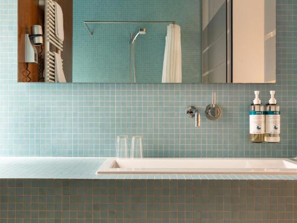 numa I Belfort Rooms & Apartments : photo 8 de la chambre large studio with kitchenette, balcony and sofa bed