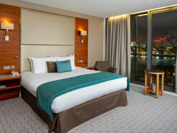 Crowne Plaza London - Docklands, an IHG Hotel : photo 8 de la chambre suite junior lit king-size avec minibar