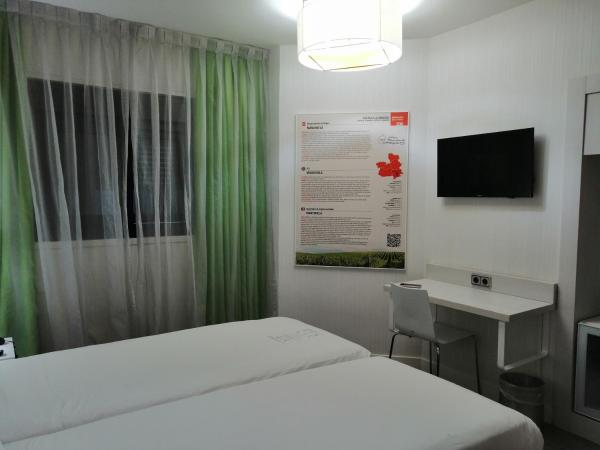 Ibis Styles Madrid Prado : photo 1 de la chambre chambre double avec lit d’appoint enfant