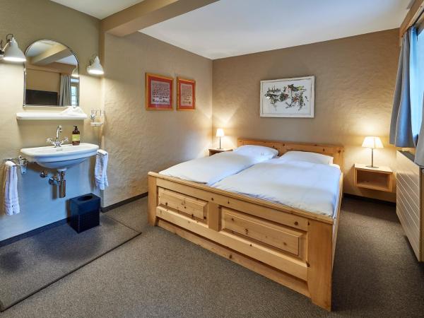Hotel Stoffel - adults only : photo 1 de la chambre chambre double Économique avec salle de bains extérieure privative.