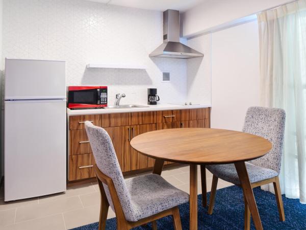 Ilima Hotel : photo 4 de la chambre studio lit king-size de luxe avec cuisine