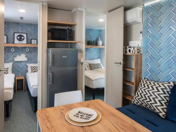 Falkensteiner Premium Mobile Homes and Camping Zadar : photo 3 de la chambre mobile home premium 2 chambres avec terrasse