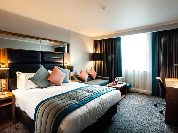Crowne Plaza Leeds, an IHG Hotel : photo 4 de la chambre chambre lit queen-size standard avec canapé-lit et accès au salon