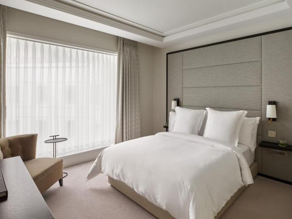Four Seasons Hotel London at Ten Trinity Square : photo 8 de la chambre one bedroom city view hotel residence