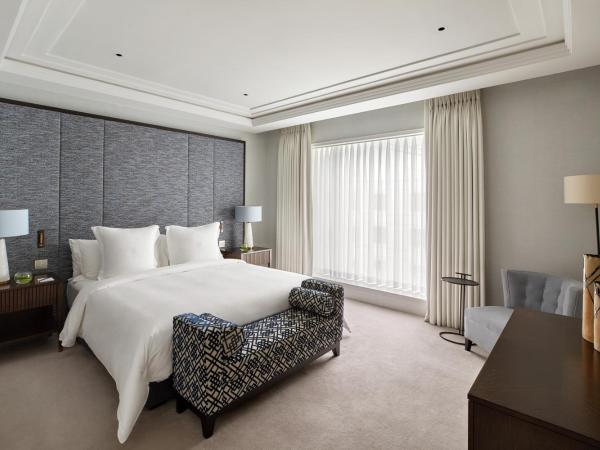 Four Seasons Hotel London at Ten Trinity Square : photo 6 de la chambre one bedroom city view hotel residence