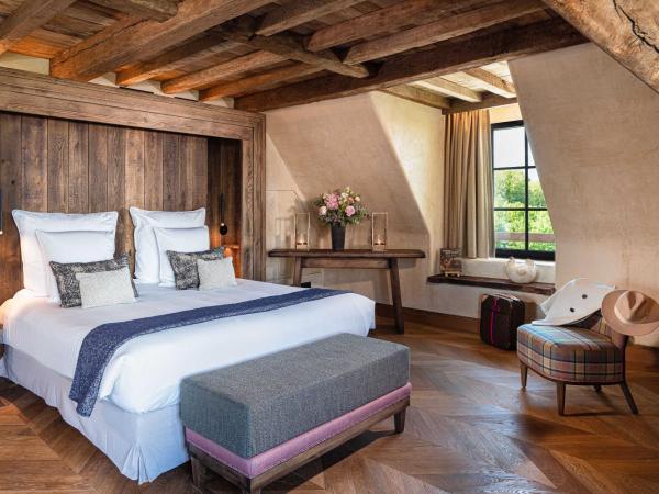 La Ferme Saint Simeon Spa - Relais & Chateaux : photo 4 de la chambre suite junior rénovée avec douche et baignoire de balnéothérapie