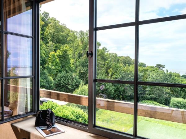 La Ferme Saint Simeon Spa - Relais & Chateaux : photo 4 de la chambre suite rénovée avec douche et baignoire spa - vue sur estuaire de la seine