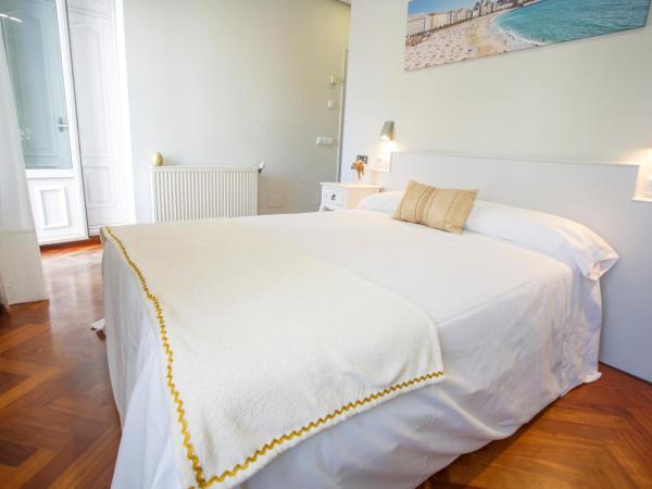 Hostal Costa Coruña : photo 2 de la chambre chambre double avec salle de bains privative