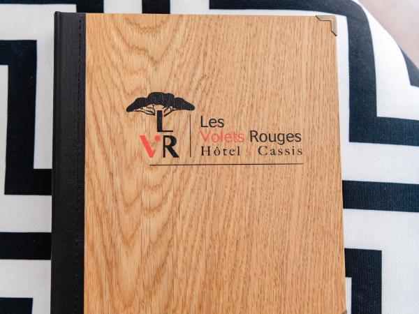 HôTEL LES VOLETS ROUGES - CASSIS : photo 6 de la chambre chambre triple avec terrasse