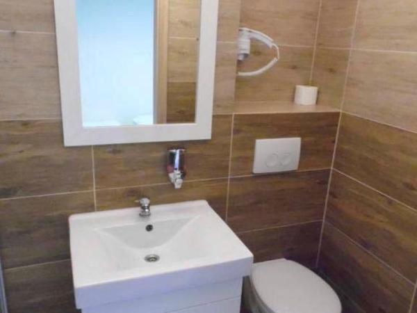 Hostel DV Morski - z prywatnymi łazienkami : photo 8 de la chambre chambre triple avec salle de bains