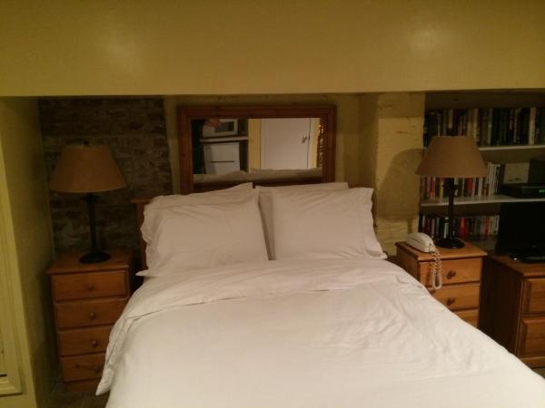 Incentra Village Hotel : photo 4 de la chambre studio mur en pierre avec 2 grands lits et kitchenette