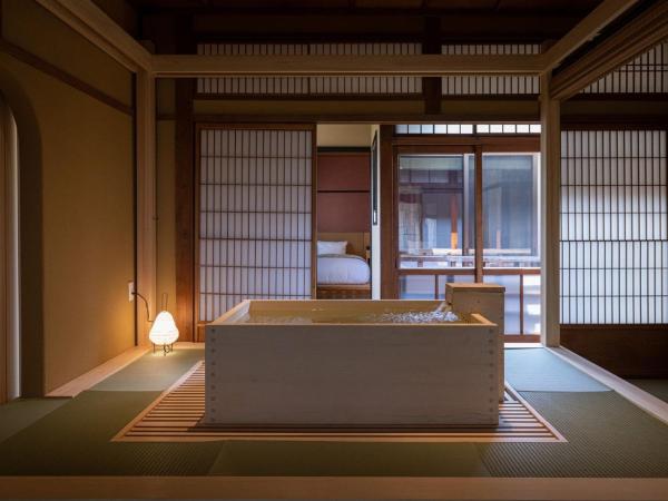 Nazuna Kyoto Nijo-jo : photo 8 de la chambre suite (90 m²) avec baignoire semi-extérieure - réservée aux adultes