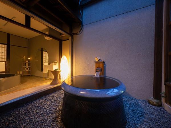 Nazuna Kyoto Nijo-jo : photo 4 de la chambre suite (59 m²) avec baignoire extérieure - réservée aux adultes