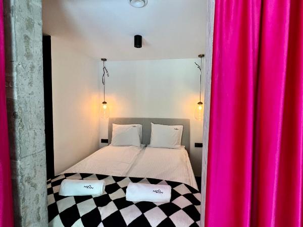 NEON APARTMENTS : photo 1 de la chambre appartement supérieur