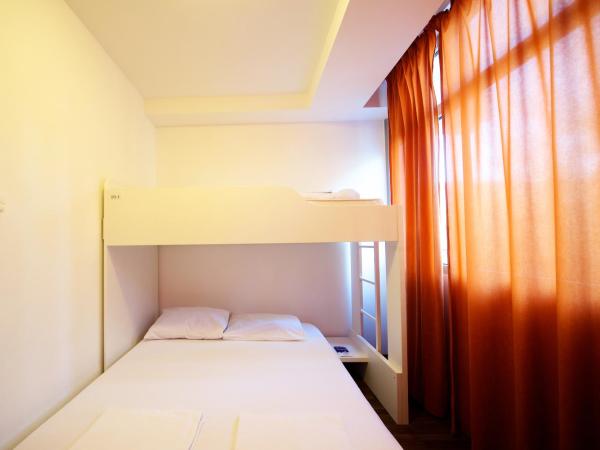 Funk Lounge Hostel : photo 7 de la chambre chambre triple avec salle de bains privative