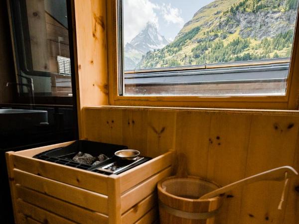 Hotel ZERMAMA Zermatt : photo 7 de la chambre suite deluxe avec jacuzzi - vue sur mont cervin