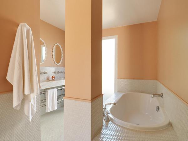 Hôtel La Tartane Saint-Tropez : photo 2 de la chambre chambre double avec patio