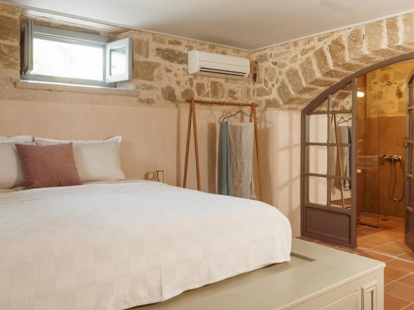 Saray Monumental Luxury Villa Medieval Town, Rhodes : photo 1 de la chambre suite deluxe avec lit king-size