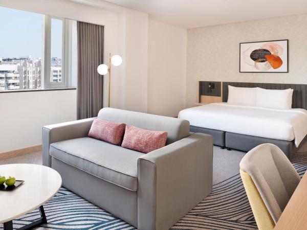 Crowne Plaza - Dubai Jumeirah, an IHG Hotel : photo 2 de la chambre suite junior lit king-size