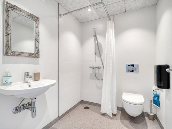 Kragsbjerggaard Vandrerhjem : photo 5 de la chambre chambre familiale avec salle de bains privative