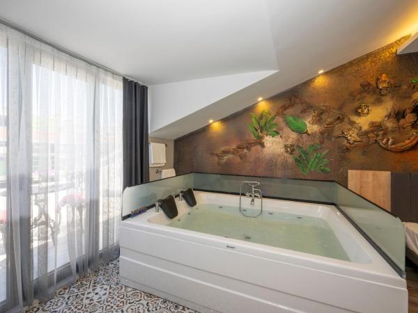 Grand Palace Hotel : photo 7 de la chambre chambre lit queen-size avec baignoire spa