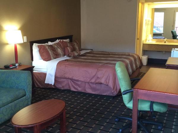 Americas Best Value Inn Near Downtown Nashville : photo 1 de la chambre chambre lit king-size affaires - fumeurs